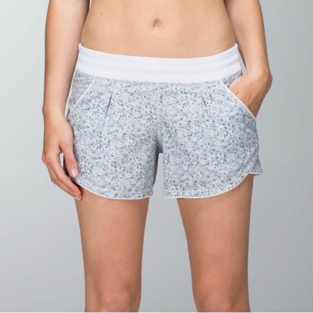 Lululemon Free Reign Short In Petite Fleur Silver Spoon / White Size 8